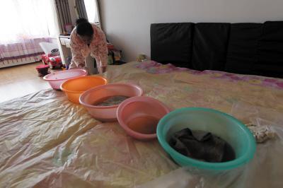 郎溪楼上漏水，住户失联，小区没物管，业主维权难！律师来支招……
